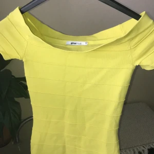 Klänning 🤩 - • Säljer min finaa offshoulder klänning som e från Ginatricot. •Helt oanvänd. Budda gärna !!! Obs fick klippa av prislappen för att klänningen kommer att tvättas.