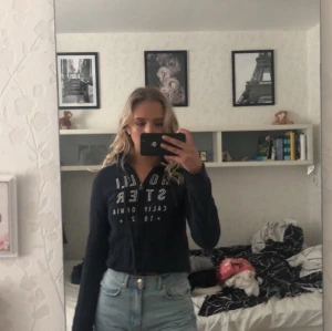 Kofta - Säljer hollister kofta! Storlek xs! Mörkblå, budgivning gäller!                                              Köparen står för frakt! 