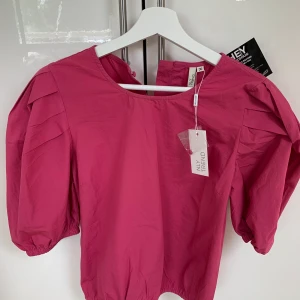 Nelly blus storlek 36  - Blus med pufffig arm, aldrig använd 