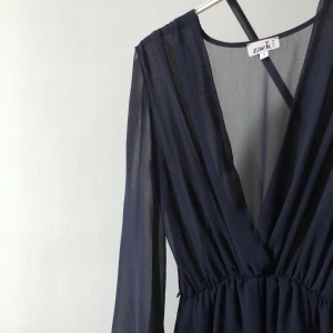 Superfin marinblå jumpsuit - Svårt att få bilderna att göra denna fina mesh jumpsuit rättvisa! Nästintill oanvänd. I superfint skick! Frakt på 44kr tillkommer om den ska skickas! 