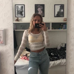 Tröja - Hollister spets tröja! Man kan ha ett linne under! Budgivning! Storlek xs.                                        Köparen står för frakt! 