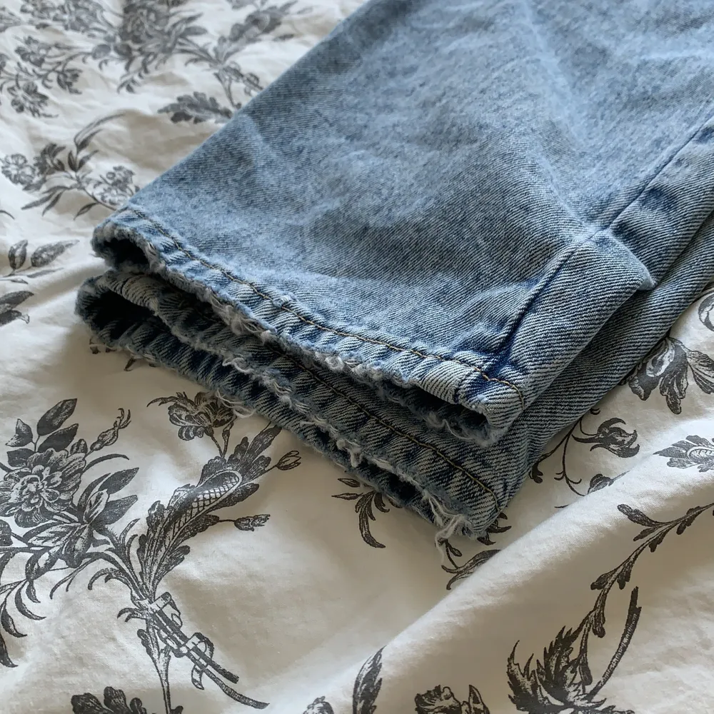Dessa super snygga jeansen från bik bok som tyvärr var förstora, bara testat men aldrig använt de. (JAG STÅR INTE FÖR POSTENS SLARV) köparen står för för frakten som tillkommer :)). Jeans & Byxor.