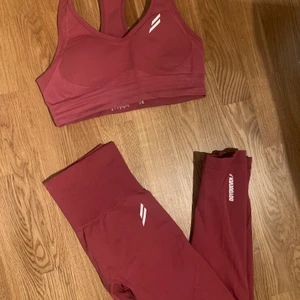 Träningsset DoyouEven - Säljer detta träningsset från Doyoueven.  Storlek: S  Nypris topp: 306kr  Nypris byxa: 523kr Inkl tullavgifter då dessa fraktas från Australien.  Säljer hela setet för 600kr.  Köparen står för frakten!