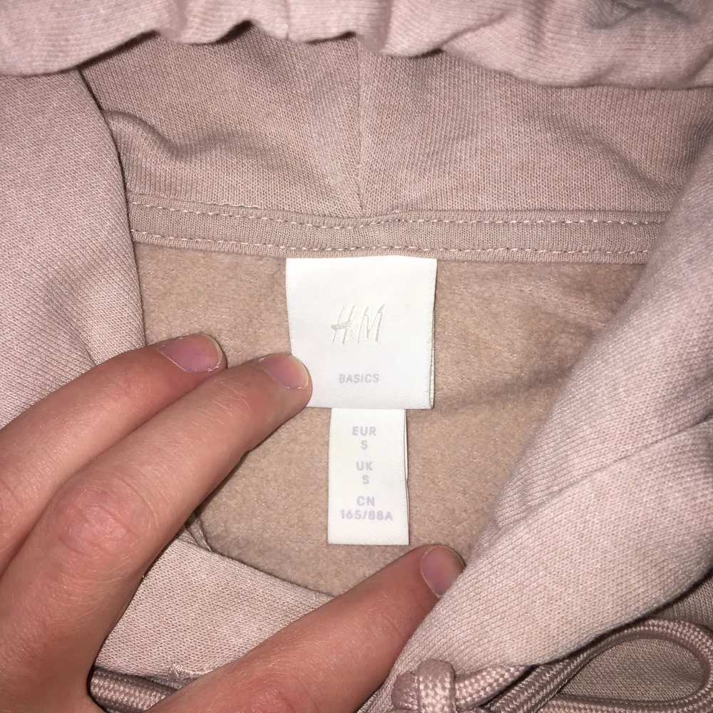 Skön hoodie med stor luva från H&m. Aldrig använd, bara testad. Säljer pga fel storlek. Nypris 249:-. Hoodies.
