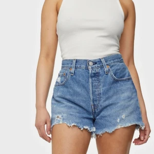 Levis shorts Nya - Säljer mina helt nya Levis shorts pga dom var för stora för mig. Aldrig använda! 💓🐝 köpta för cirka 550kr men säljer för 350. Dom är storlek 27 och har jätte snygg hög midja. Slutsålda på Nellys hemsida 🌸  kan mötas i centrala Sthlm eller frakta. 