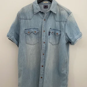 Kortärmad skjorta UNISEX - KORTÄRMAD JEANSSKJORTA. Storlek XL (herr) har använt som en skjortklänning till cykelbyxor (är 166cm) passar både tjejer som killar. 100kr plus frakt eller möts upp i Borlänge 💕