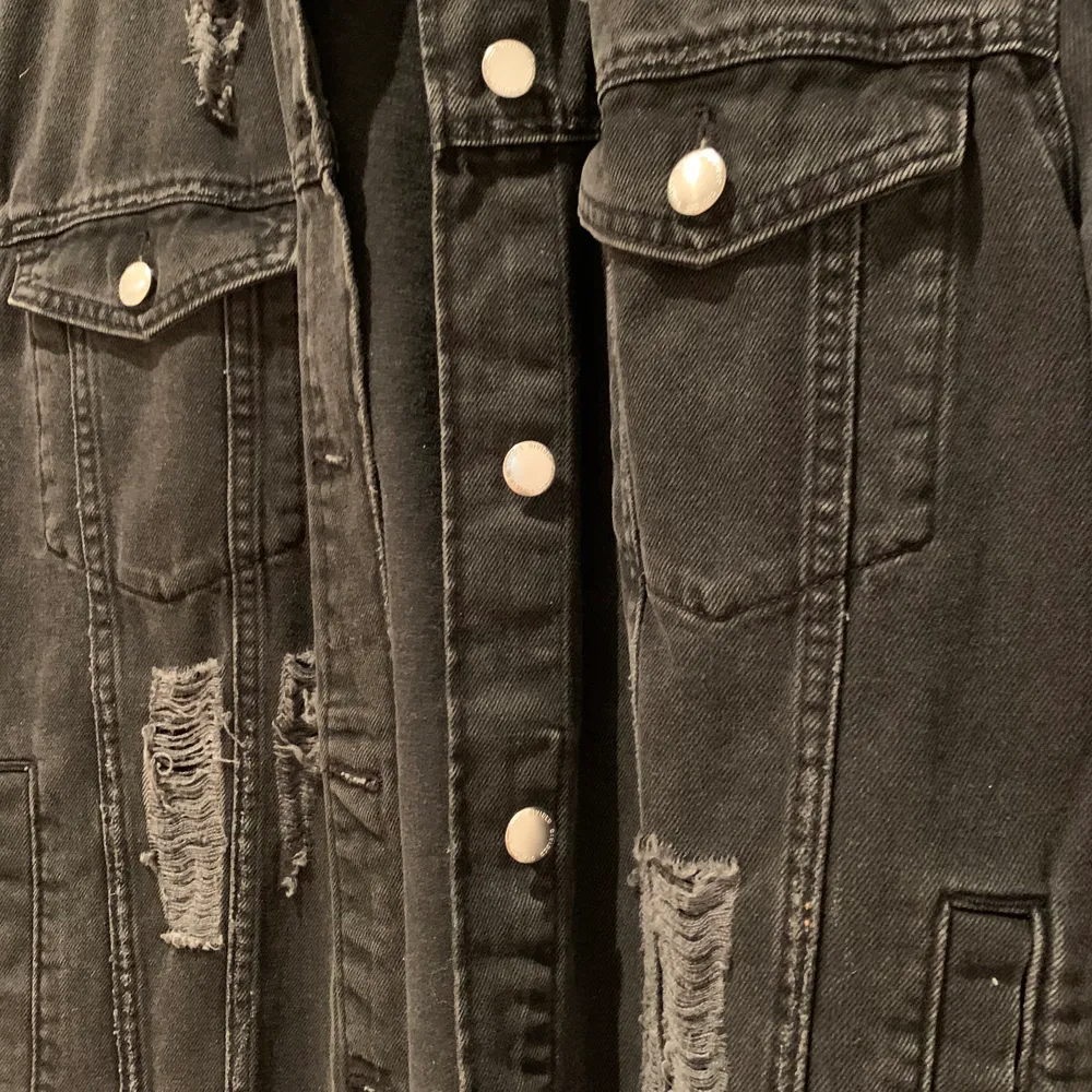 Sliten jeansjacka från HM i storleken 40. Jackan är använd enstaka gånger och är därav i mycket bra skick. Stängs med knappar och har fyra fickor.. Jackor.