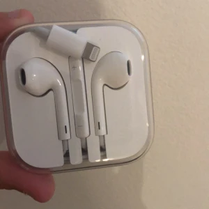 Apple hörlurar - Oanvända men öppnade. Apples egna hörlurar. Köparen står för frakten. Fraktar endast.