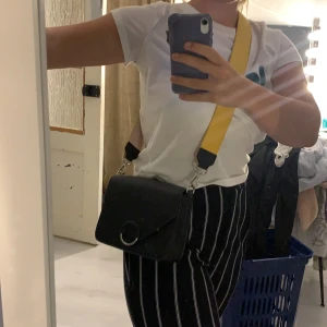 Väska från hm - En super fin liten väska från hm. Man kan välja om man vill ha rosa band eller gult band. Väldigt smidigt. Köpte för 2 år sedan men har tyvärr inte kommit till så stor användning. Nypris 250kr BUDAA!!!! *köparen står för frakt 