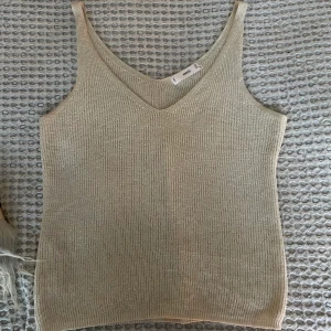 Mango linne - Trendigt, stickat linne med glittriga detaljer i tråden. Stockholmsvit . Jättefint men har maskat sig lite. Beroende på hur man vill att den ska sitta tror jag den skulle passa XS-L då den är väldigt stretchiga! Köparen står för frakten.