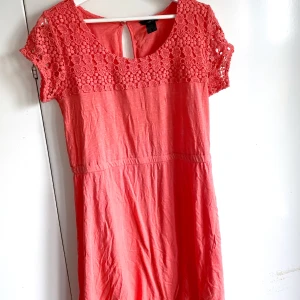 Superfin somrig klänning i korallfärg!! - Otroligt fin och somrig klänning som tyvärr aldrig kommit till användning, alltså helt ny. Säljer för 160kr men kan diskuteras vid snabb affär☺️ Köparen står för frakt