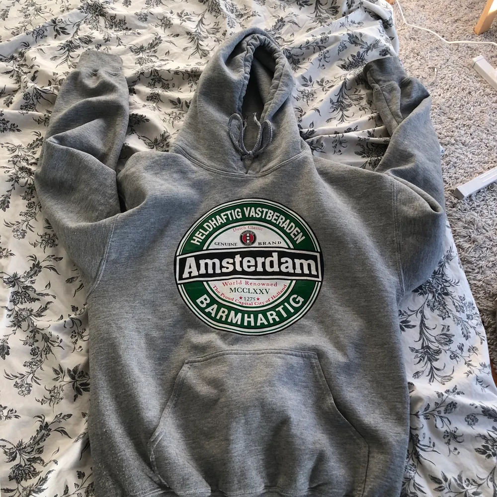 Amsterdam tröja inspirerad av ett ölmärke :-P. Köpt i finaste Amsterdam. Skapligt använd . Hoodies.