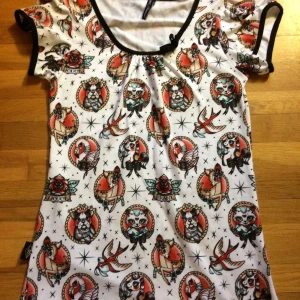 Liquorbrand top - Supersöt Top med print all over och en rosett vid halsen. Stl M men ganska stretchig. Säljes pga att den sitter för tight på mig :( lite nopprig men annars i fint skick. Priset är inkl vanlig frakt 🌻