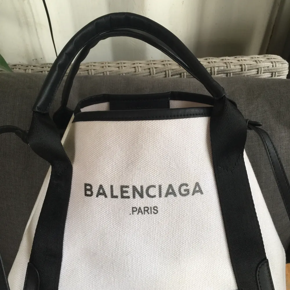 Ny Balenciaga Tote bag av äkta läder och canvas, köpt denna för ett tag sedan men har aldrig använd. Ej äkta! Priset är inkl spårbart frakt ! . Väskor.