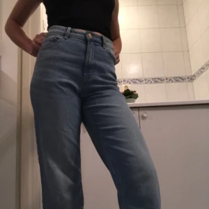 Mom jeans/utsvängda jeans  - Säljer dessa jeans från Lindex. Endast provade, aldrig använda. Säljes endast då som inte kommer till användning. Frakt tillkommer🥰