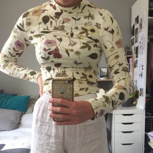 Polotröja - Mönstrad polotröja från monki. Väldigt skönt material. Skicket är iprincip som nytt då jag knappt använt denna. Priset är inklusive frakt🧚🏼‍♀️🧚🏼‍♀️