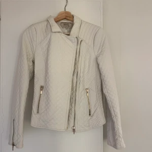 Zara  - Skinnjacka med gold detaljer och jackan är som ny. Storlek L men går fint som 38a med. Köpt för 500:-