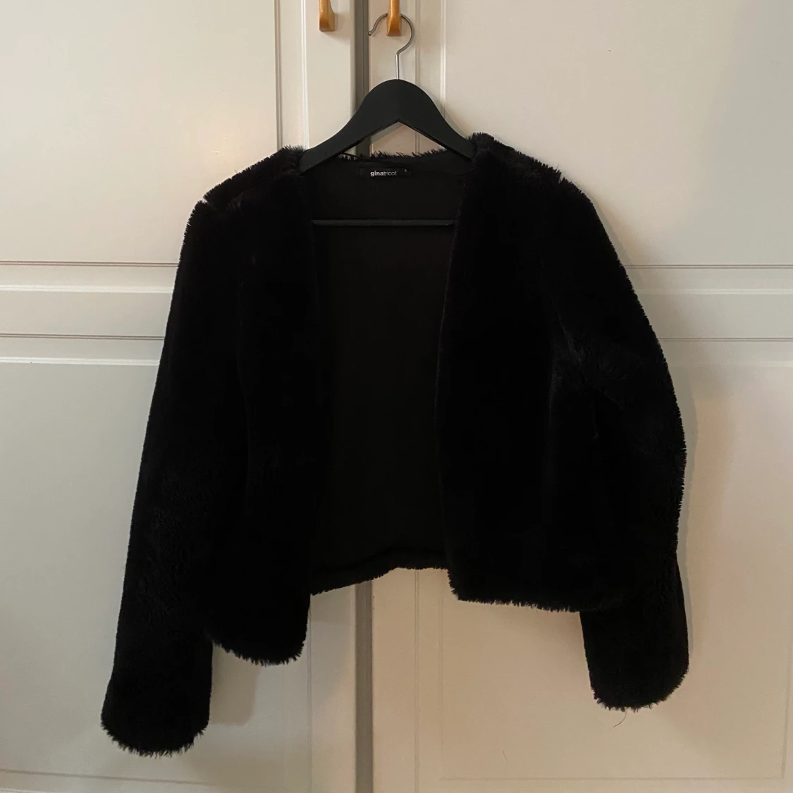 Svart jacka i fuskpäls storlek S