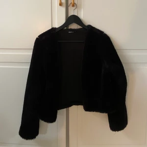 Svart jacka i fuskpäls storlek S - Svart jacka i fuskpäls storlek S, 100kr plus frakt🖤