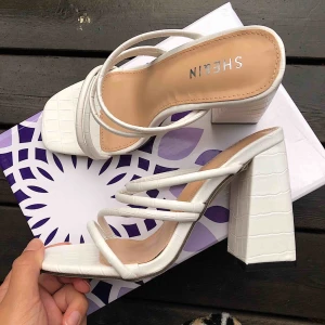  - Helt nya, oanvända ursnygga klackskor som tyvärr inte kommer till användning. Ord pris 599 :- säljes för 300 :- och köparen står för frakten 💕 storlek 37. 