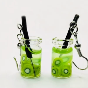 🥝🍸KIWIE POOL ÖRHÄNGEN  STRAND SMYCKEN☀️🥝 - 🍸NYA SÖTA STRAND POOL KROCK ÖRHÄNGEN INPLASTADE + PRESENTASK. SE BILDER.* BJUDER PÅ PORTOT. Leveranstid:1-3 Vardagar 🥝