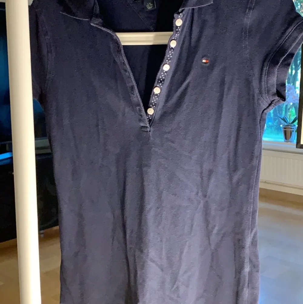 Superfin marinblå Tommy Hilfiger klänning i fint skick. Färgen blir tyvärr inte skildrad på ett rättvist sätt på bilden. Den passar mig som har XS i klänningar. Frakt tillkommer vid köp. 💞. Klänningar.