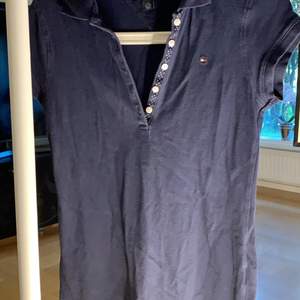 Superfin marinblå Tommy Hilfiger klänning i fint skick. Färgen blir tyvärr inte skildrad på ett rättvist sätt på bilden. Den passar mig som har XS i klänningar. Frakt tillkommer vid köp. 💞