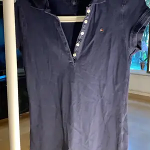 Superfin marinblå Tommy Hilfiger klänning i fint skick. Färgen blir tyvärr inte skildrad på ett rättvist sätt på bilden. Den passar mig som har XS i klänningar. Frakt tillkommer vid köp. 💞