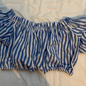 Randning topp - Blå, vit randig topp. Croptop, och offshoulder. Aldrig använd.