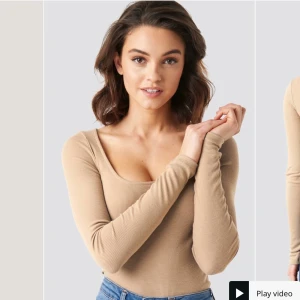 Beige långärmad  - Stretchig tröja från Na-Kd. In pincip oanvänd. Har en fin u-rigning men visar abslout inte för mycket. Skriv för bild på hur plagget sitter på. Köparen står för frakten. Buda från 100kr