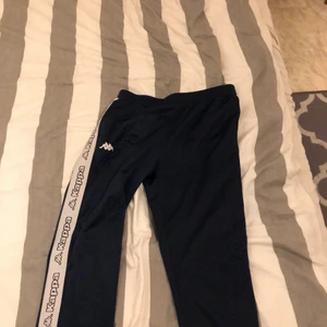 Kappa byxor - mörkblåa trackpants från kappa! väldigt bra skicka☺️