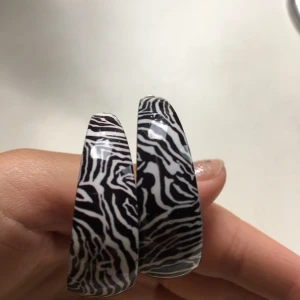 Zebramönstrade örhängen - Supergulliga runda örhängen med zebramönster. Pris och frakt går att diskutera, men borde ligga på runt 40 kr inklusive frakt💗🦓💫