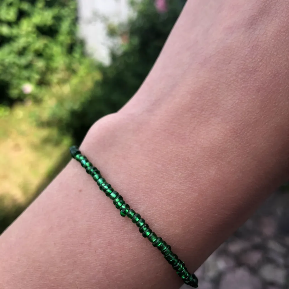 Superfint handgjort armband med gröna glaspärlor💚✨⚡️ Tråden är elastisk och därmed passar armbandet de allra flesta! Kan göra armband/halsband på beställning, skriv då!💕. Accessoarer.