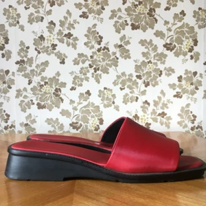  - Supercoola retroskor i jättefint skick!  Hittade dem på farfars vind! Jag har tyvärr strl 39 så kan ej rocka dessa magiska skor :’( Köpare står för frakt. Kan även mötas upp i Oskarshamn och Västervik fram till 25 augusti, därefter i Uppsala. 