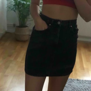  - Svart jeanskjol, stretchig, används inte av mig. 