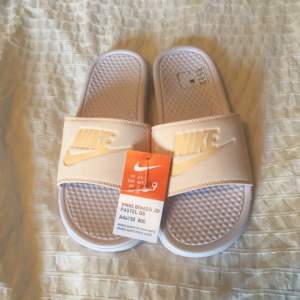 Splitternya oanvända Nike benassi jdi slippers i strl 40,5 i peach/blekt orange. Supersnygga men säljes pga fel storlek 🌸