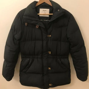  - Boomerang mörkblå dunjacka. Nypris 5000-6000. Storlek XS, men passar även dom som har S. Lite nött på läderöglorna och i ena fickan annars bra skick. Säljes för 1500 :- Kan mötas upp på Södermalm/T-centralen eller skickas inom Sverige. Köparen betalar frakten. 