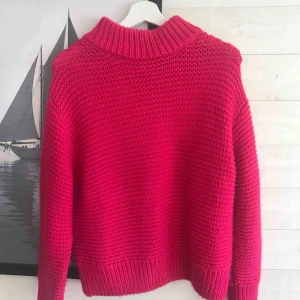  - Superfin stickad tjocktröja från H&M. Använd en gång, köpt för 399kr. Frakt 60kr.