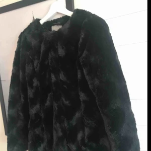  - Superfin pälsjacka i lite längre modell från vero Moda. Använd max 5 gånger, perfekt skick. Suuuperfin nu till hösten, hyfsat varm också! Frakt 60kr.