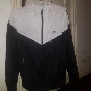  - Väldigt mysig och oversized nike vindjacka i mycket fint skick. Det står att storleken är XXL men den är liten i storleken och känns mer som en L. Jag själv är XS och har använt den ett fåtal gånger som en oversized jacka. Möts upp i Stockholm eller fraktar :)