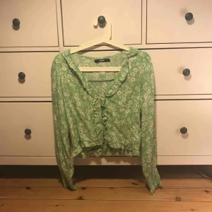  - Jättesöt blus från Bikbok, helt oanvänd! 🌸  Kan mötas upp i Stockholm. Pris exklusive frakt. 