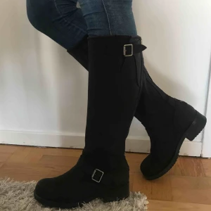  - Äkta svarta Johnny Bulls storlek 40. Nästan aldrig använda och har bara stått i garderoben. Det är modellen high zip back black/silver. Köpta för 2199kr för 1 år sen. Har tyvärr inte lådan till dom. Köparen betalar frakt. 