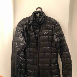  - Jätte fin EA7 jacka! Bara att skriva om du har frågor 😍