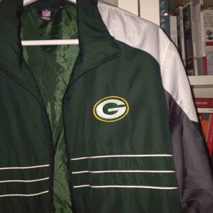  - Snygg windbreaker köpt ifrån Beyond Retro, en L men snyggt oversized på mig som är en XS/S. 