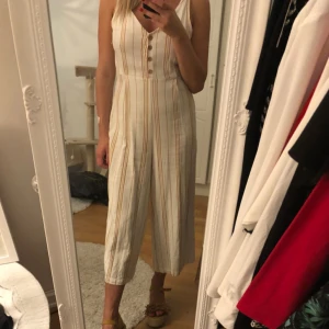  - Snygg byxdress köpt i Frankrike. Använd fåtal gånger. Passar även storlek S