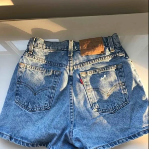  - Snygga Levis shorts, köpa för ca 1 år sedan på beyond retro. Pris för frakt ca 39kr, att mötas upp funkar också i Stockholm!