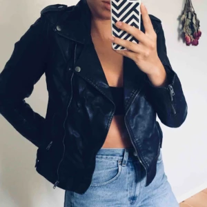  - Supersnygg fake läderjacka, perfekt till hösten🍁 Köparen står för frakt
