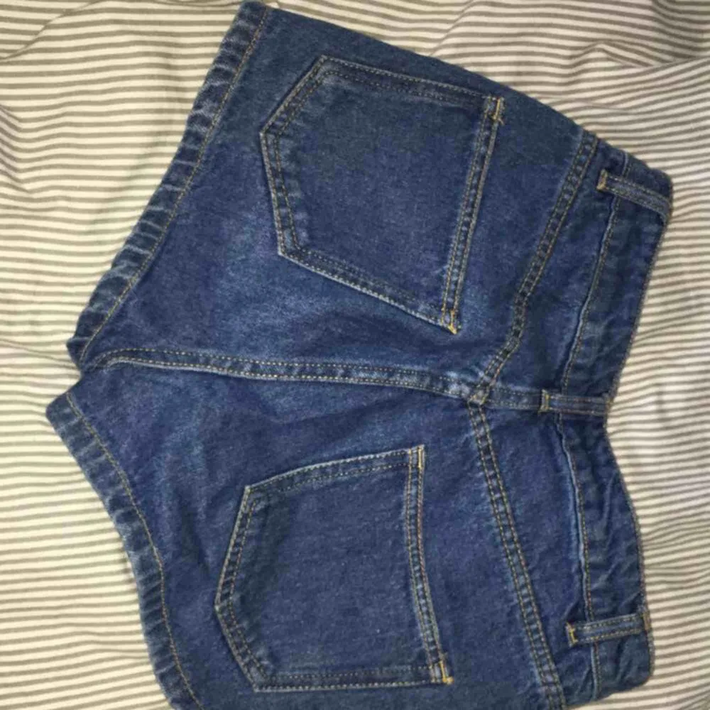 Fina shorts från hm i äkta jeans. Knappt använda pågrund av att de är lite för små. Sitter snyggt och höga i midjan. Shorts.