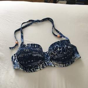Blå bikiniöverdel med avtagbara band, endast andvänd 1-2 gånger. Säljer för den har blivit för liten.  Frakt ingår i pris