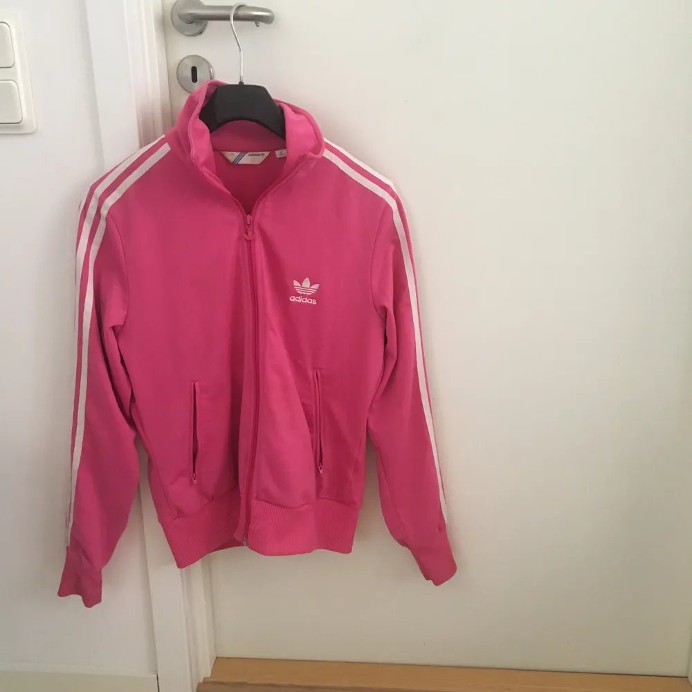 Adidas tröja, very pink and pretty! Står storlek 42 men skulle säga att den är M.. Hoodies.